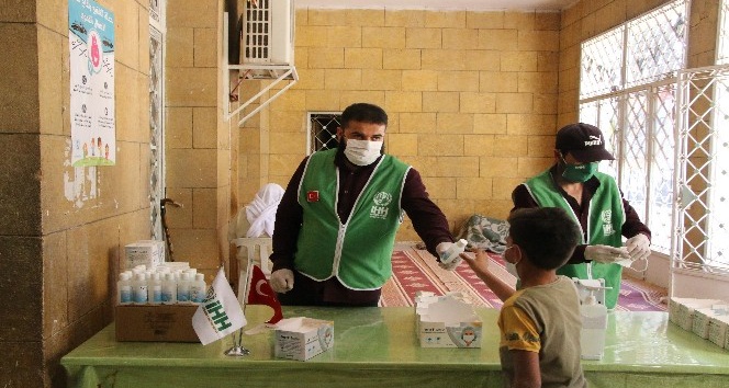 Afrin’de maske ve el dezenfektanı dağıtıldı