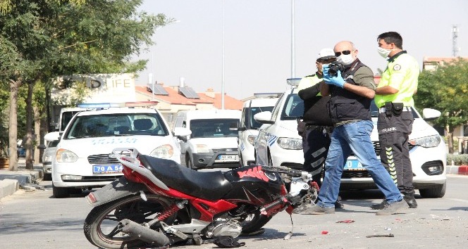 Midibüse çarpan motosikletin yakıt deposu yarıldı: 2 yaralı