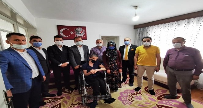 Milletvekili Ceylan, Abdülkerim Kurt’a tekerlekli sandalye hediye etti