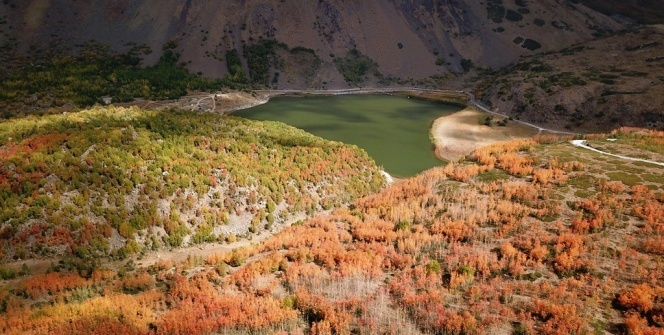 Nemrut Krater Gölü sonbahar güzelliğiyle hayran bırakıyor