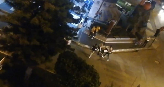 Cadde ortasında kick boks müsabakasını aratmayan kavga