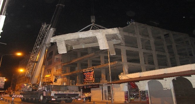 İnşaat halindeki binanın yıkımı geceleri sürüyor