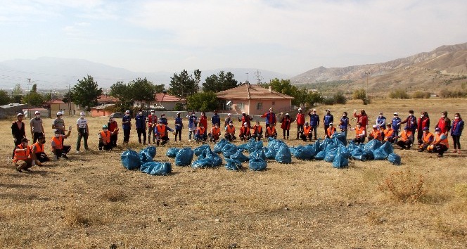 Erzincan’da gençlerden çevre temizliği