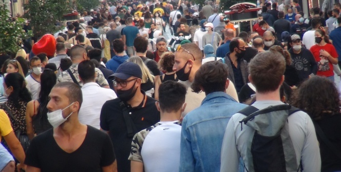 İstiklal Caddesi’nde insan seli