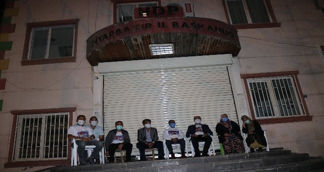 HDP önünde evlat nöbeti tutan aileler, gece nöbetine geçti