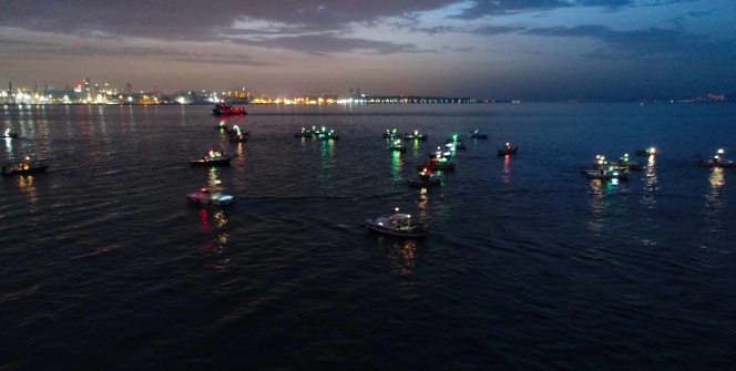 İstanbul Boğazında balıkçıların zorlu mesaisi