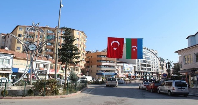 Sungurlu Türk ve Azerbaycan bayrakları ile donatıldı