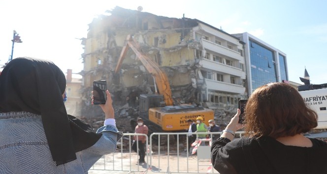 Bolu’da, 60 yıllık otelin yıkılışı büyük ilgi gördü