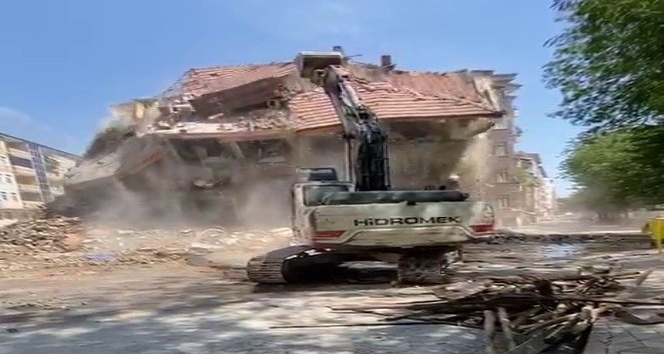 Elazığ’da ‘korna’ sesi ile 4 katlı bina yıkıldı