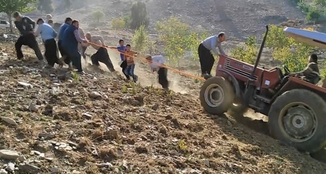 13 kişi traktörü halatla çekerek uçuruma düşmekten kurtardı