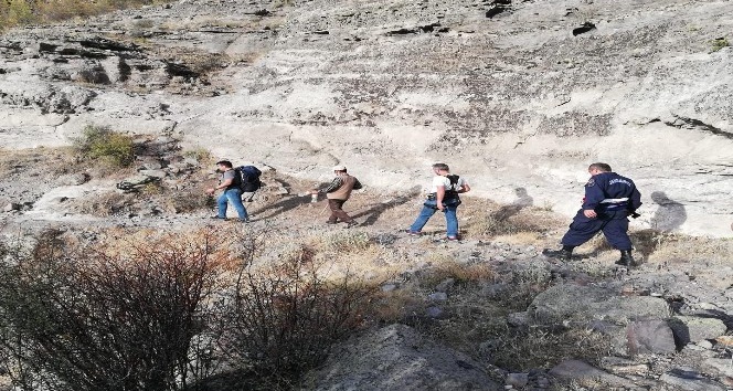 Kayalıklarda mahsur kalan keçiyi kurtarmak için 10 km yürüdüler