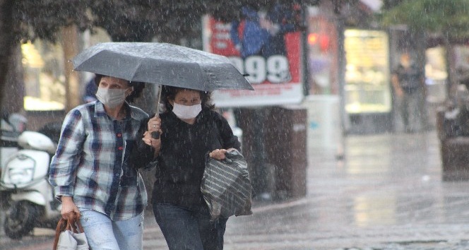 Edirne’de şiddetli sağanak yağış etkili oluyor