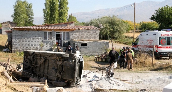 Şelaleden dönen 9 kişilik ailenin içerisinde bulunduğu araç şarampole uçtu: 2 yaralı
