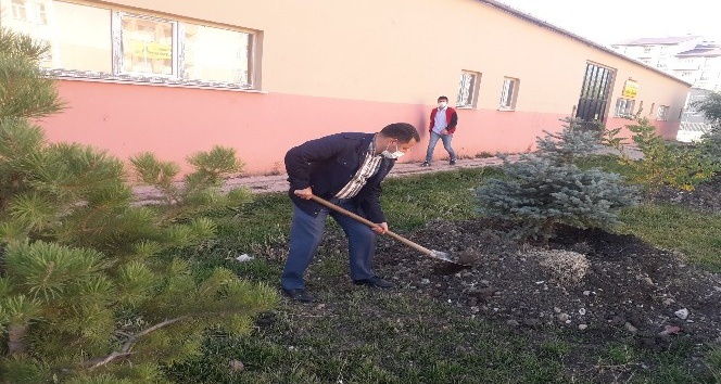 Ağrı’da öğretmenler okul bahçelerinde fidanları toprakla buluşturuyor