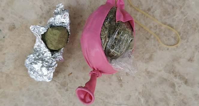 Şüpheli araçtan renkli balon içinde uyuşturucu çıktı