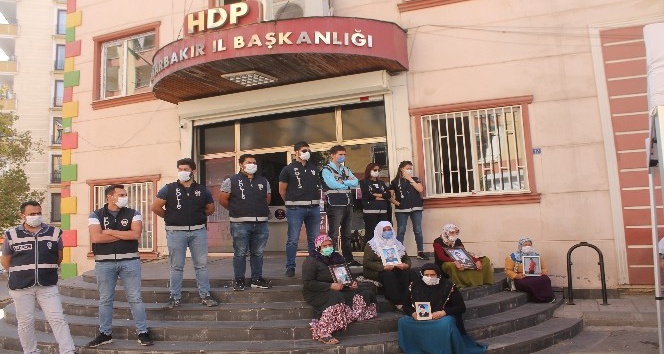 HDP önündeki ailelerin evlat nöbeti direnişi 406’ncı gününde