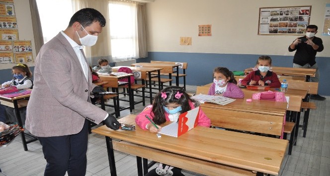 Yüksekova’daki okullara yıkanabilir 5 bin maske