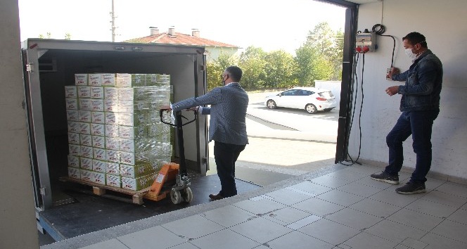Kastamonu’da koronavirüs ile mücadele eden sağlık çalışanlarına gıda kolisi hediye paketi
