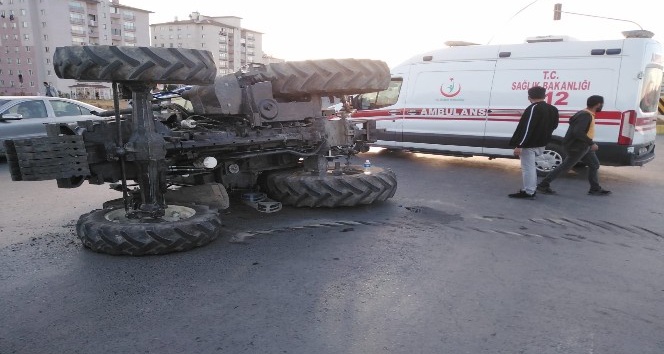 Ağrı’da kaza yapan traktör yolun ortasına devrildi
