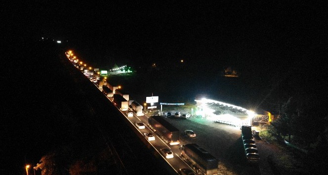 TEM’in Ankara yönünün kapatılması D-100 Karayolu’nda trafiği felç etti