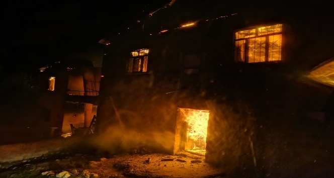 Tunceli’de yangın, 4 ev kullanılamaz hale geldi