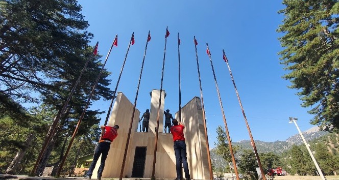 Gülek Karboğazı Kuvayi Milliye Anıtına Türk bayrakları asıldı