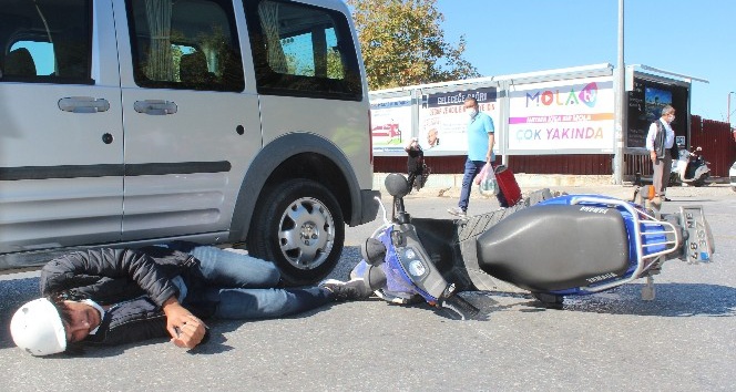 Yaralanan motosiklet sürücüsü, kıpırdamadan ambulansı bekledi