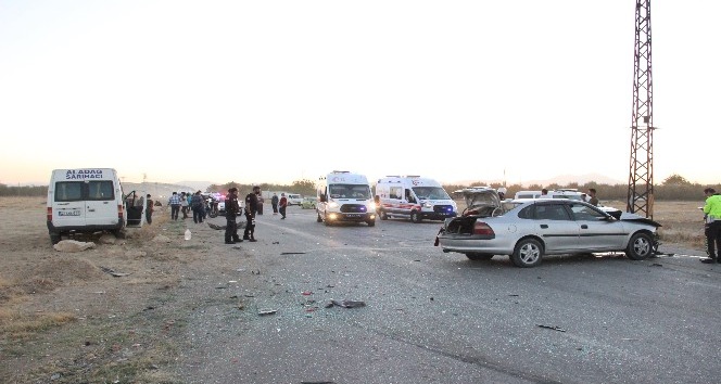 Karaman’da tarım işçilerini taşıyan minibüs ile otomobil çarpıştı: 13 yaralı