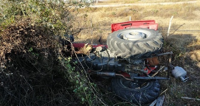 Minibüs, traktöre çarptı: 1 yaralı