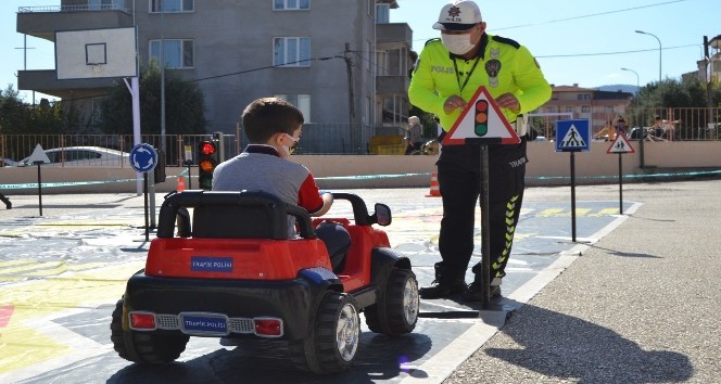 300 öğrenciye akülü çocuk arabalarıyla trafik eğitimi verildi