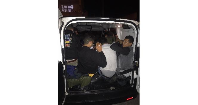 5 kişilik araçtan 15 göçmen çıktı