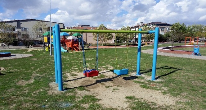 Çocuk parklarının onarımı sürüyor