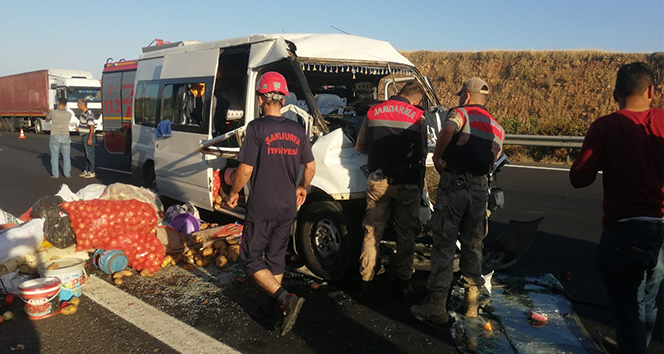 Tarım işçilerini taşıyan minibüs kaza yaptı: 11 yaralı