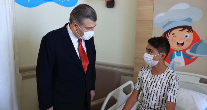 Sağlık Bakanı Koca, Erzurum Şehir Hastanesi Çocuk Servisi'ni ziyaret etti