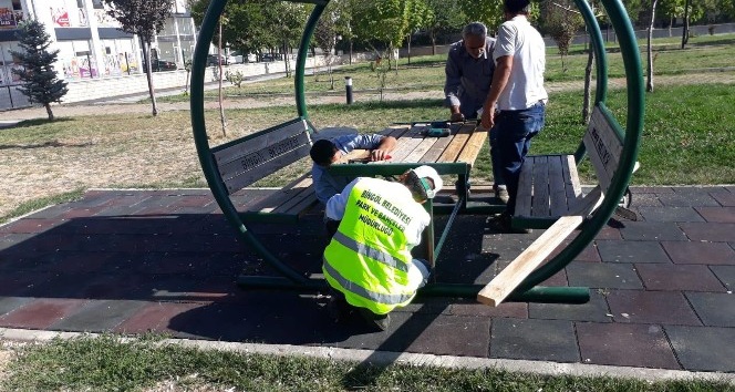 Bingöl’de tahrip edilen parklar onarılıyor
