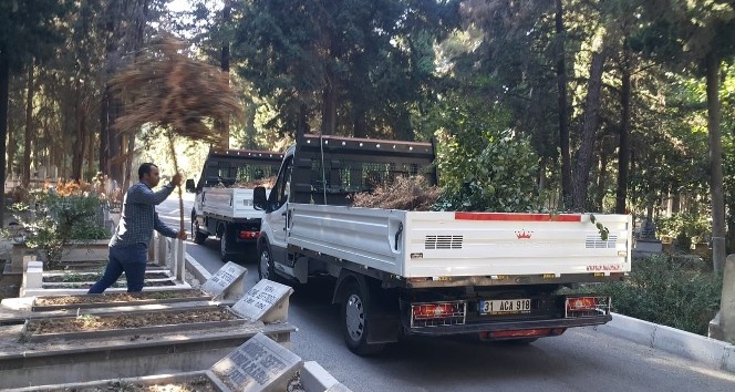 Hatay’da mezarlıklarda 32 kamyonet dolusu çöp toplandı