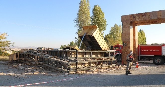 Damperi açık kalan kamyon, mermer bloklardan oluşan tabelaya çarptı: 1 ölü