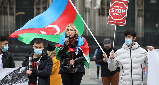 Almanya’da işgalci Ermenistan’ın saldırıları protesto edildi