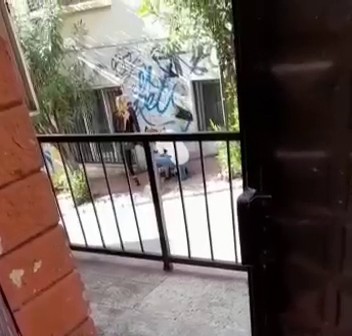 (Özel) Beyoğlu’nda dolandırıcı boyacının turist kadına “fırça tuzağı” kamerada