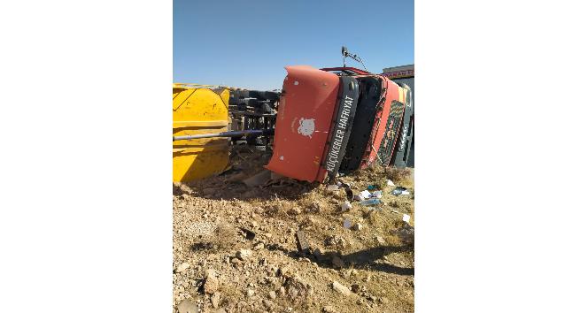 Karaman’da devrilen kamyonun sürücüsü yaralandı