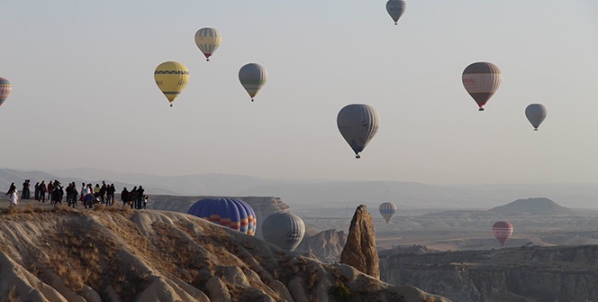 Kapadokya’da sıcak hava balonları kartpostallık görüntüler verdi