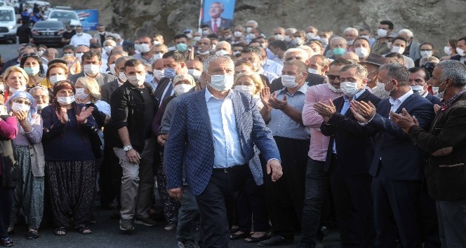 Karalar’dan siyaseti birleştiren hizmet