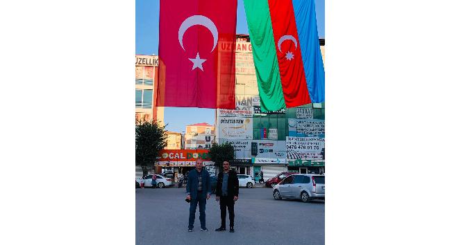 Iğdır Kent Meydanına dev Türk ve Azerbaycan bayrakları asıldı
