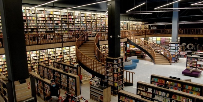 3 futbol sahası büyüklüğünde Avrupa’nın en büyük kitabevi açıldı