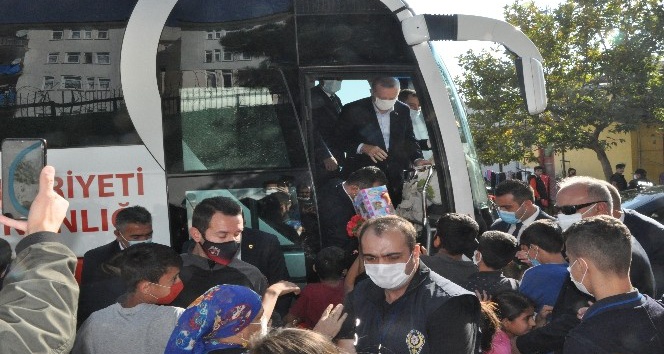 Cumhurbaşkanı Erdoğan Şırnak’ta çocuklara hediye dağıttı