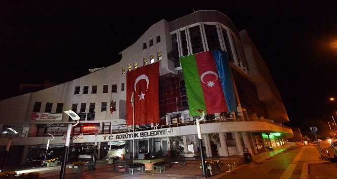 Bozüyük Belediyesi hizmet binasına dev Azerbaycan Bayrağı asıldı
