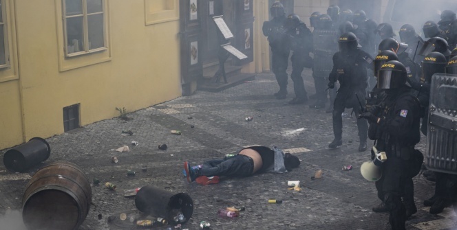 Prag'da holiganlar polisle çatıştı: 20 yaralı, 16 gözaltı