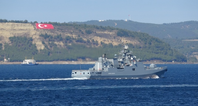 Rus savaş gemisi 'Admiral Makarov' Çanakkale Boğazı’ndan geçti