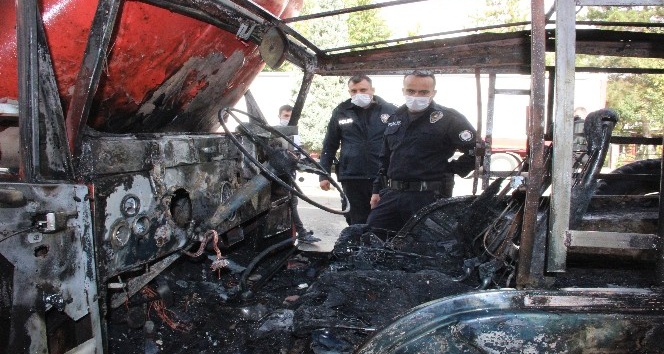 Park halindeki cip yanarak demir yığınına döndü