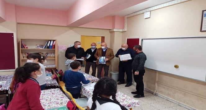 Başkan Ercan’dan çocuklara atlas hediye